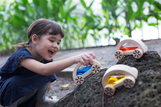 Coches de agua de PlanToys: el juguete educativo sostenible que tus hijos amarán